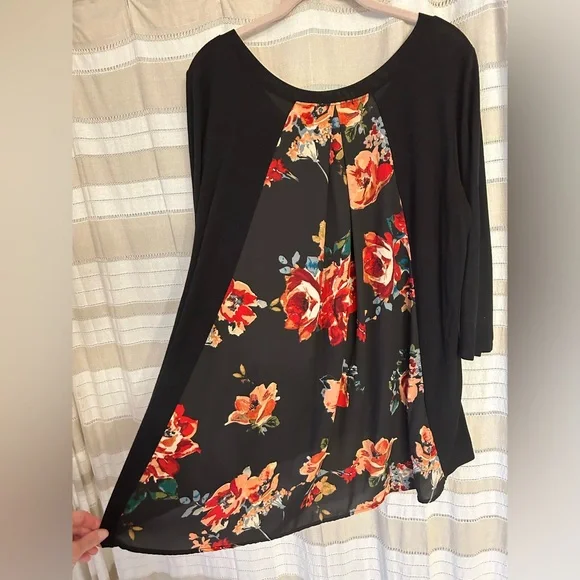 LE LIS Alante 3/4 Woven Back Knit Top - Picture 5 of 7